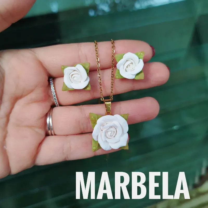 ✨Juego de collar y aretes de rosas blancas✨