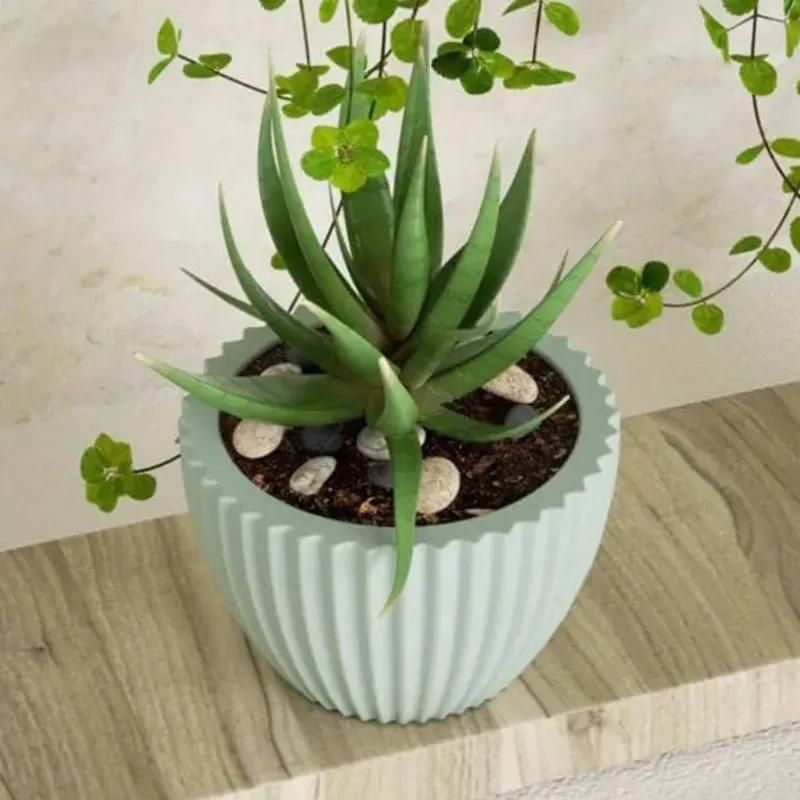 Elegante maceta cónica con diseño a rayas