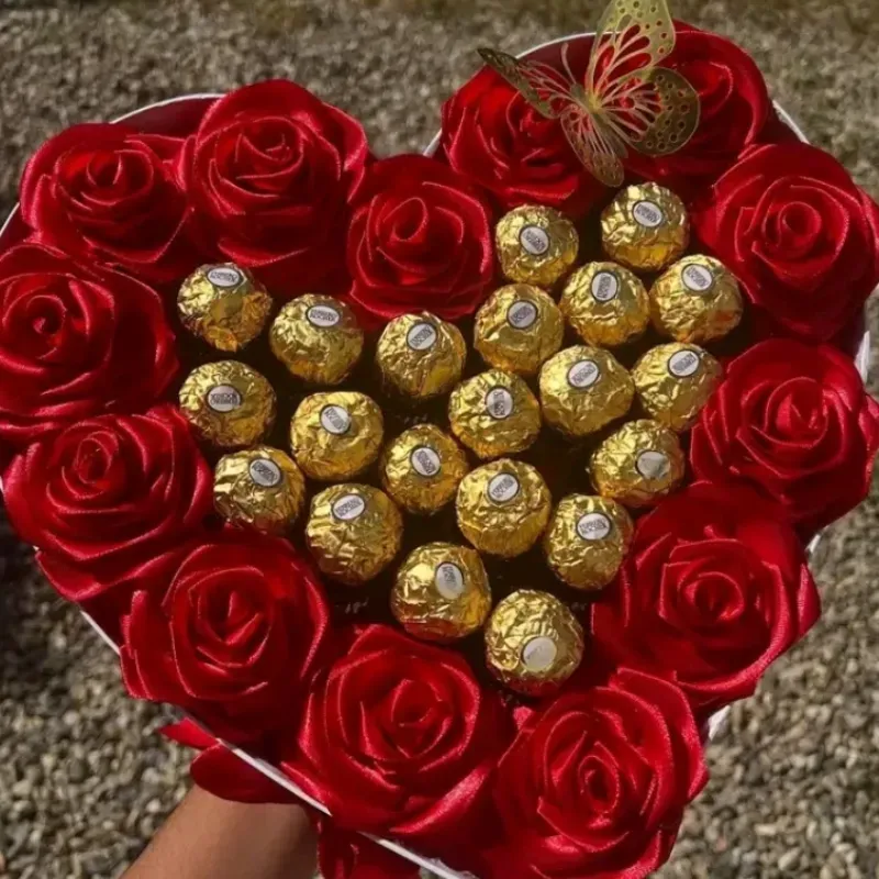 Bouquet Corazón 20 ferreros +13 rosas eternas