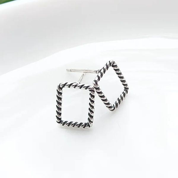 Aretes artesanales cuadrados torcidos
