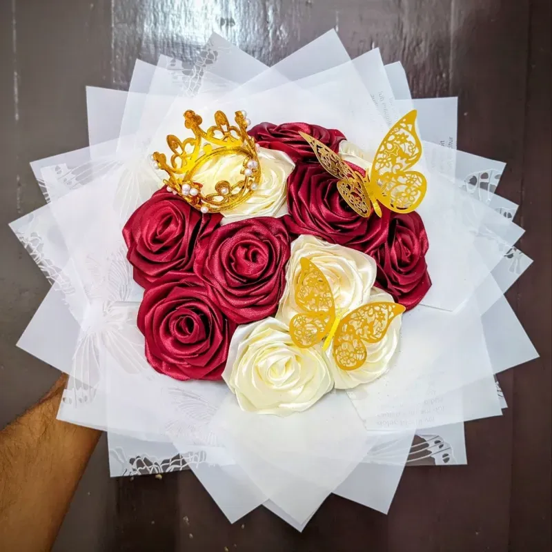 Ramo de 12 Rosas con Minicorona y 2 Mariposas