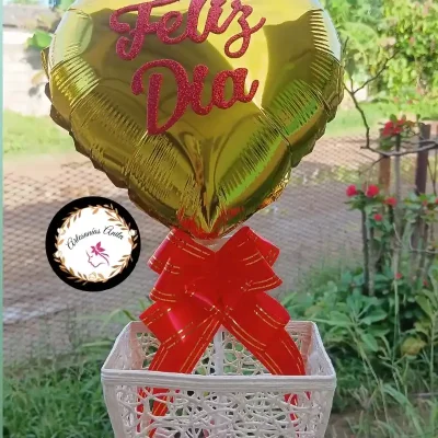 Cesta para  regalo con decoración en rojo y dorado