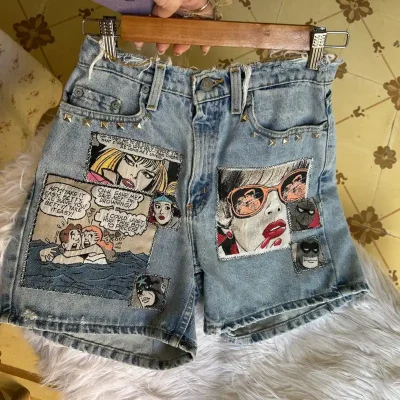 Shorts denim con parches pop