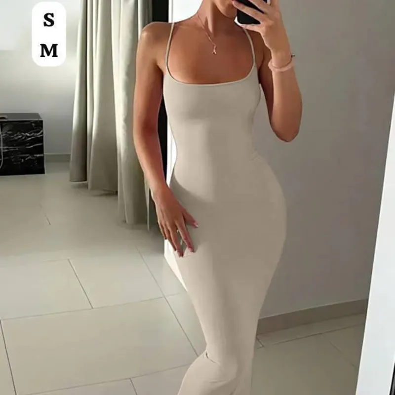  Vestido Nude Flow – Minimalismo cálido con corte largo y estilo relajado