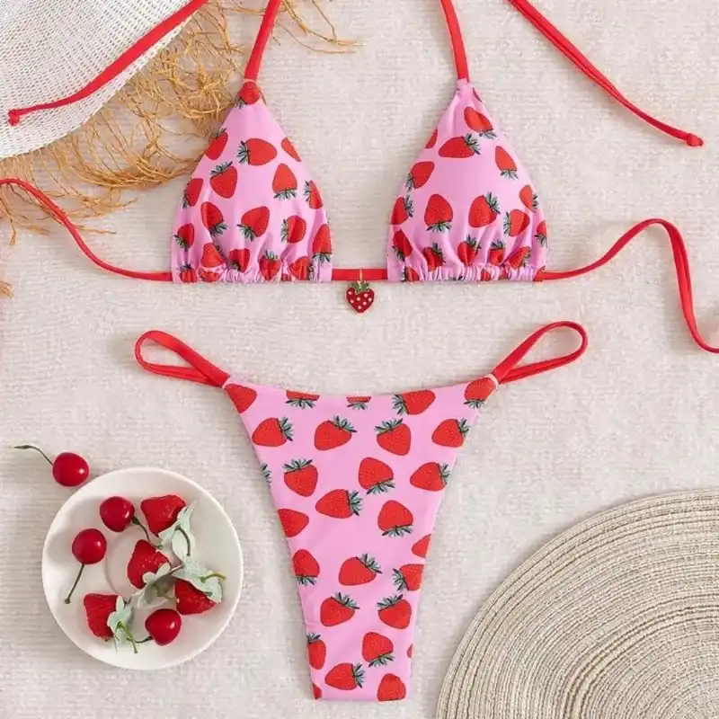 Bikini hilo rosado con fresas y colgante