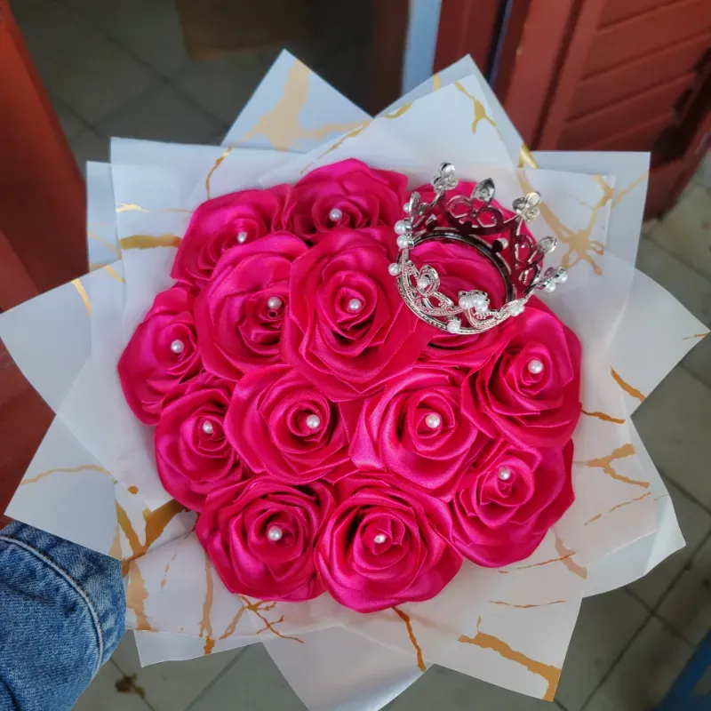 14 rosas con agrego de corona