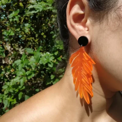 Pendientes de hojas de palmas/ color: naranja traslúcido y bola negra