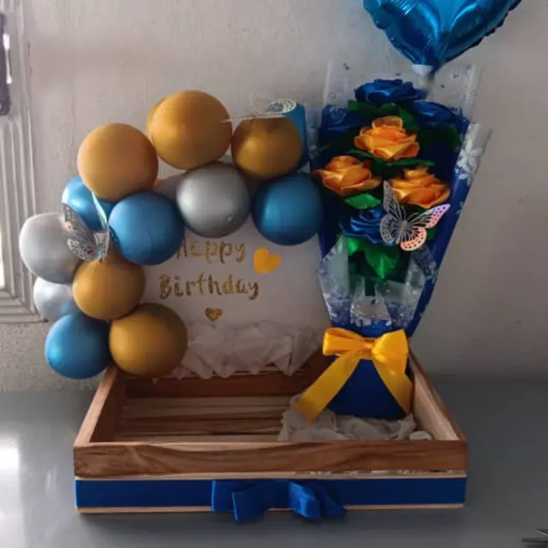 Caja decorada + ramo de flores