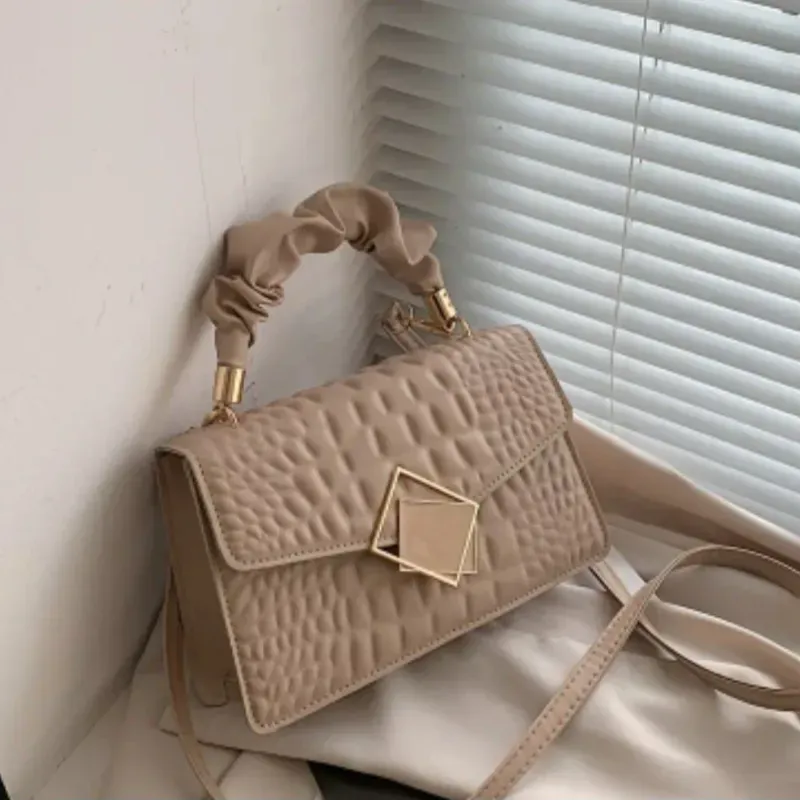 Cartera beige con broche metálico