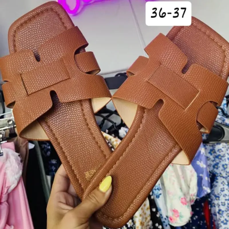 Sandalias planas marrones