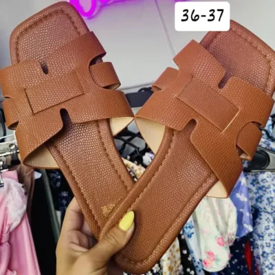 Sandalias planas marrones