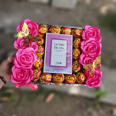 Caja con Rosas, Perfume y Bombones
