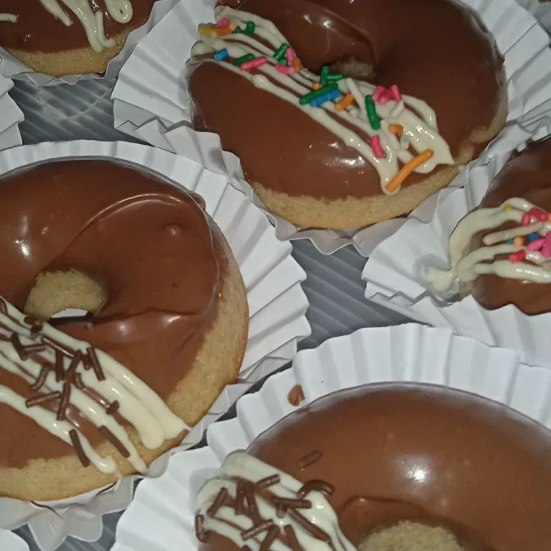 DONAS CON COBERTURA DE CHOCOLATE CON LECHE