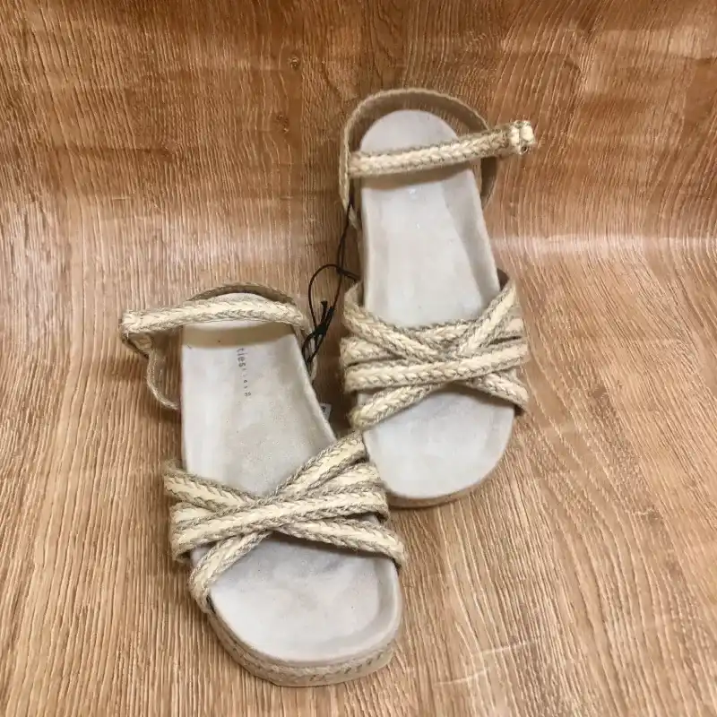 Sandalias cruzadas color marrón claro