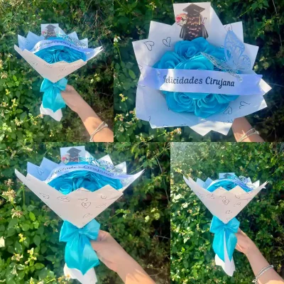 Ramo de 7 rosas con banda y postal personalizada