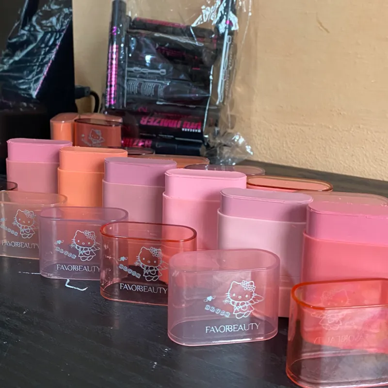 Rubor en barra hello kitty