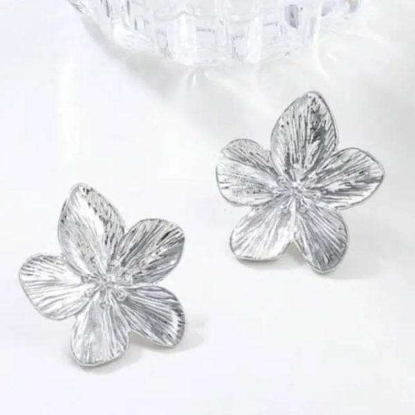 Aretes flor plateada