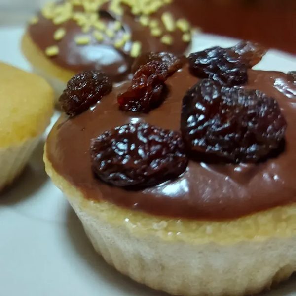 CUPCAKES DE COBERTURA DE CHOCOLATE SEMIAMARGO