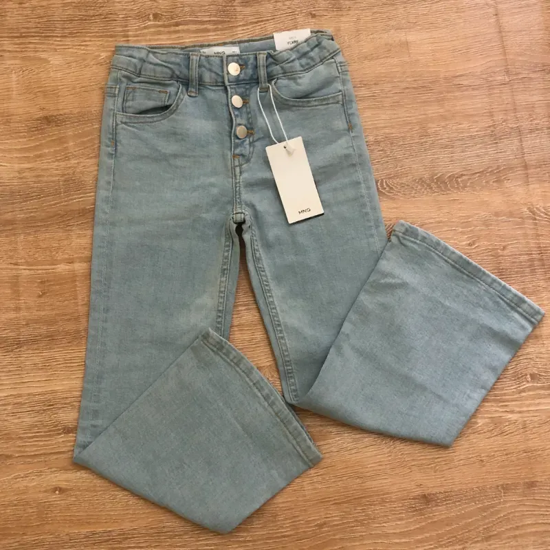 Pantalón Mango con 3 botones y patas anchas