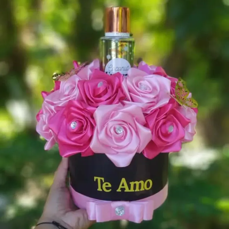 Caja cilíndrica con rosas eternas y colonia