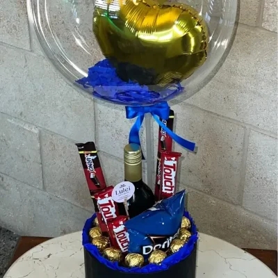 Arreglo bebida con bombones ferreros globos