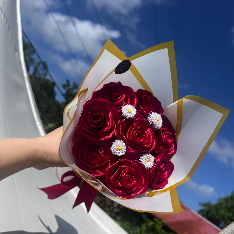 Ramo de rosas eternas con decoración