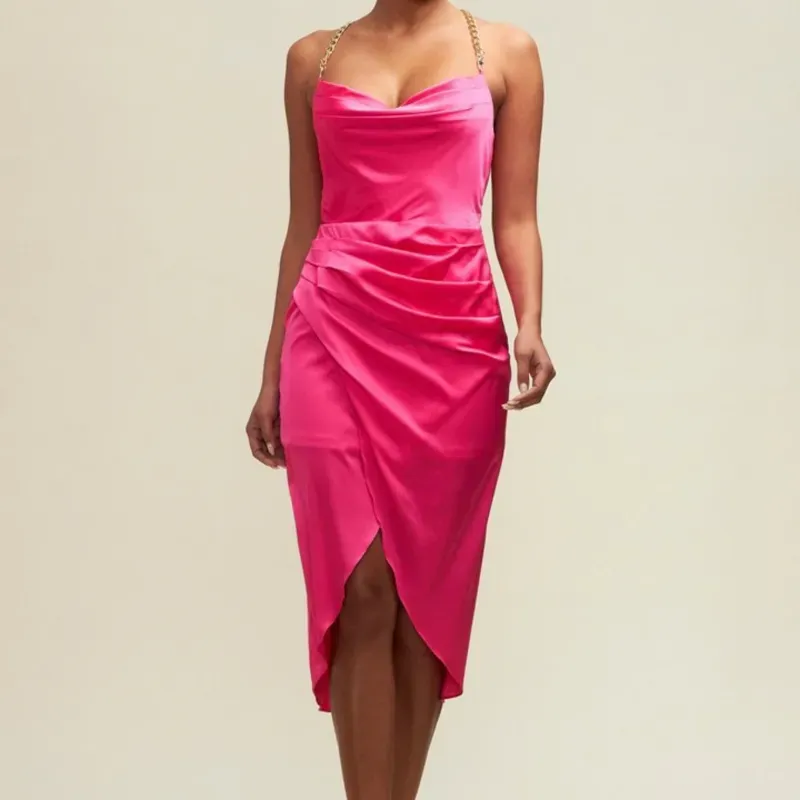 Vestido rosado con tirantes de cadenas