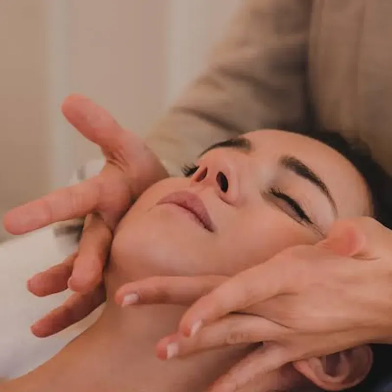 MASAJE RELAJANTE Y TONIFICADOR FACIAL