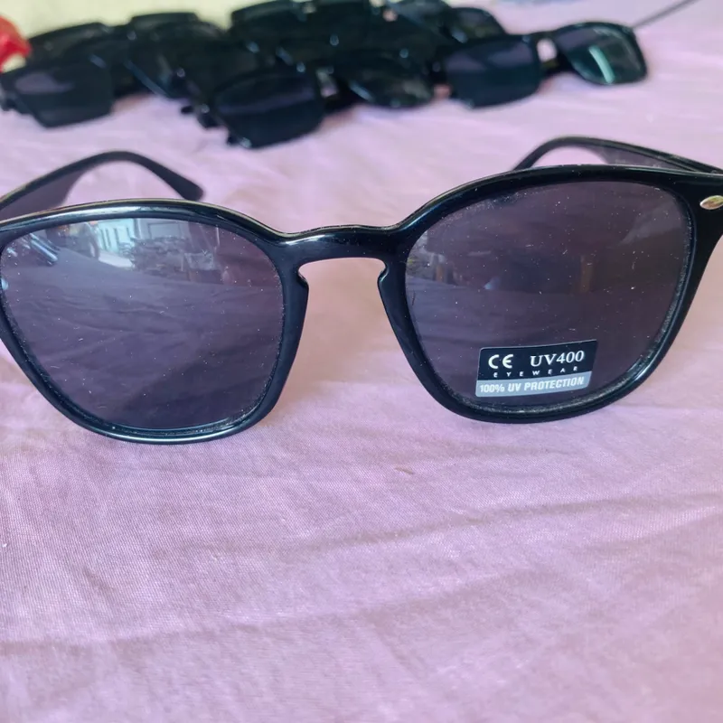 Gafas de sol con lentes oscuros