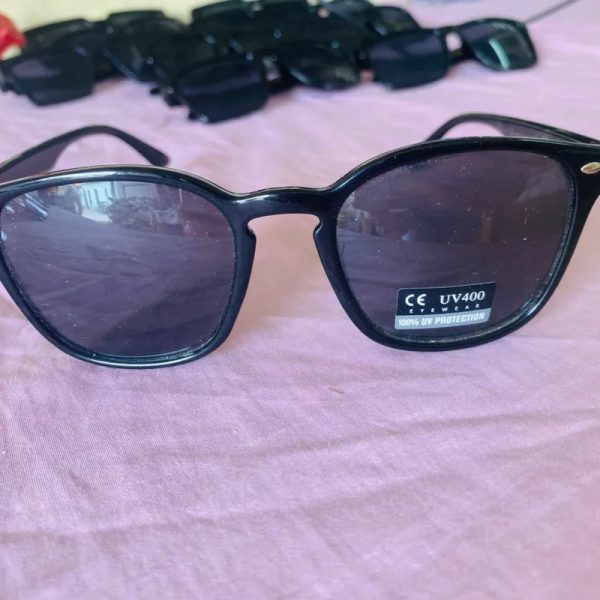 Gafas de sol con lentes oscuros