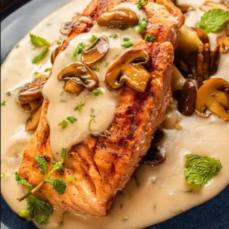 Salmón en Salsa de Champiñones