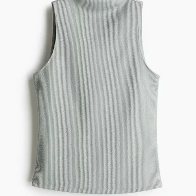 Blusa desmandada con cuello alto