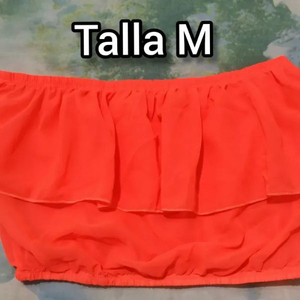 Top naranja, con vuelo.