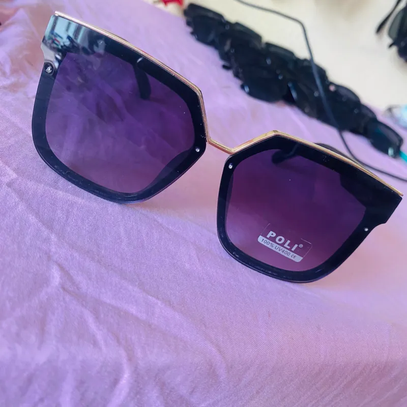 Gafas de sol con lentes oscuros