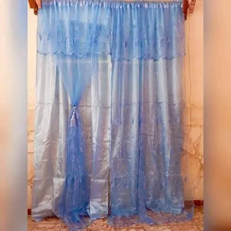 Cortinas de satín y encaje (Azul claro)