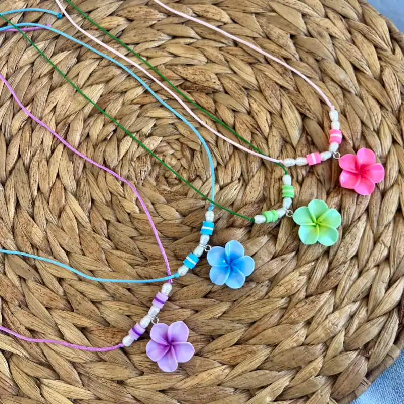 Collar con dije de flor 