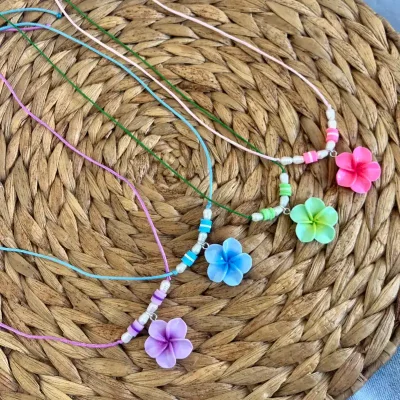 Collar con dije de flor 