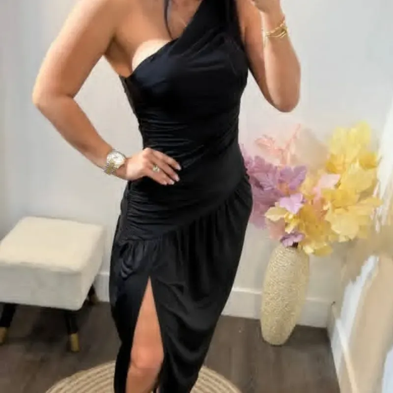 Conjunto de saya larga abierta y top asimétrico negro