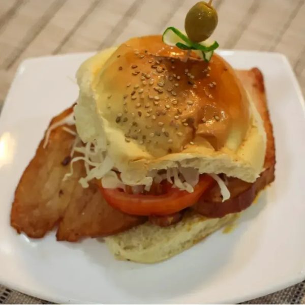 Pan con bistec