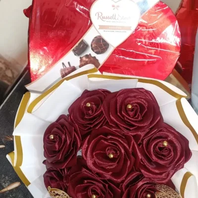 Corazón rojo bombones con ramo rojo grande