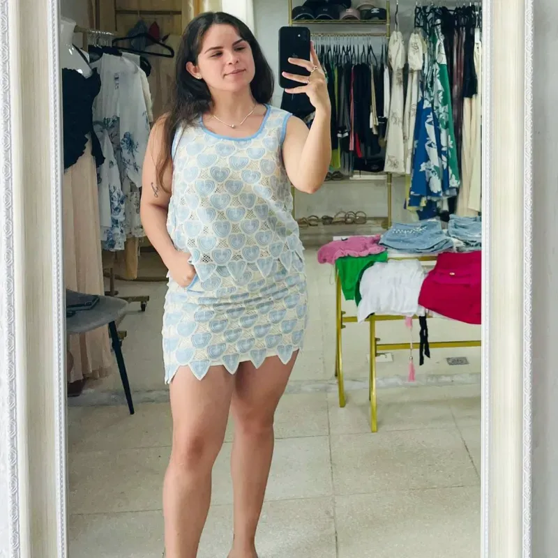 Set de saya y blusa azul y beige tejido