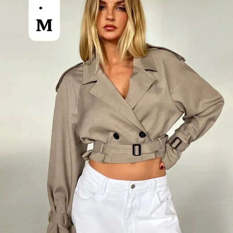 ️ Trench Cropped Beige – Elegancia estructurada con detalles únicos