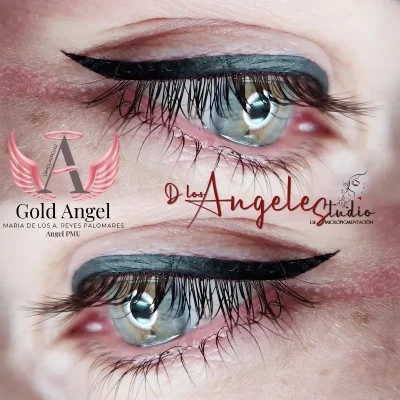 Un Delineado Superior de Ojos.