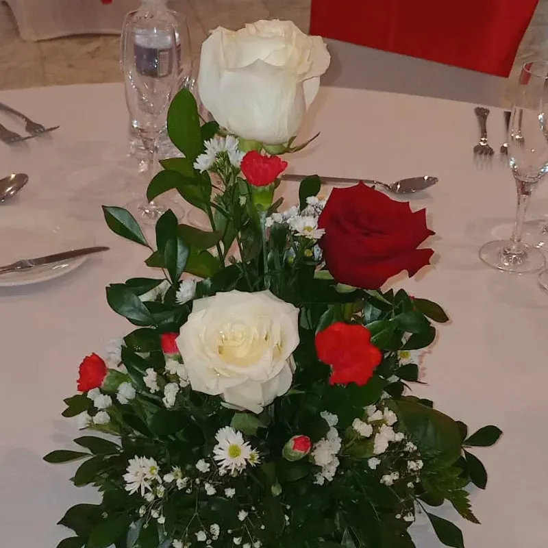 Centro de mesa con 3 rosas importadas