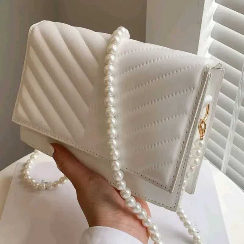 Cartera blanca con perlas