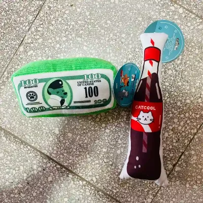 Juguete de tela con pitillo