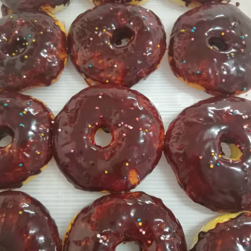 Donas grandes con cobertura de chocolate