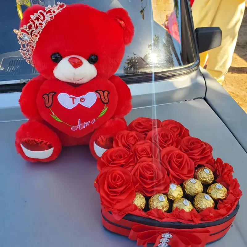 Peluche y caja de corazón con bombones y rosas(El peluche varía)