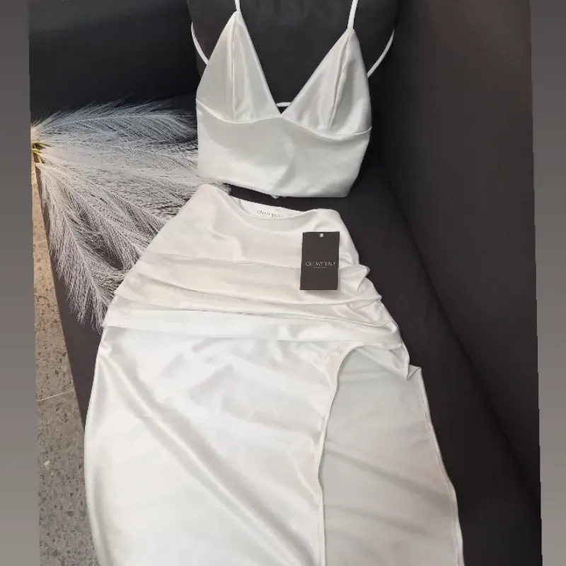 Conjunto saya larga con abertura y pliegues