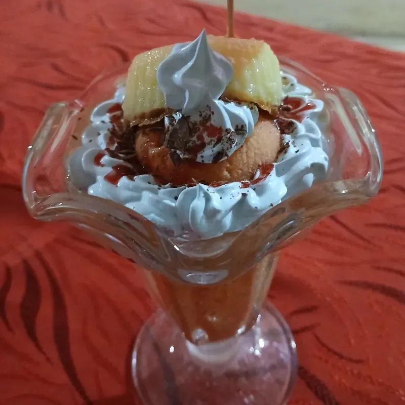 Helado con flan y crema